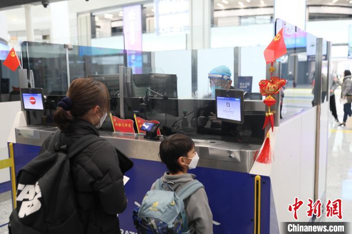 杭州出入境口岸迎三年來首個客流高峰，辦證量激增24倍，服務全面優化