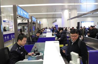 武漢出入境邊防檢查站全力備戰(zhàn) 保障元旦假期口岸通關(guān)安全高效順暢